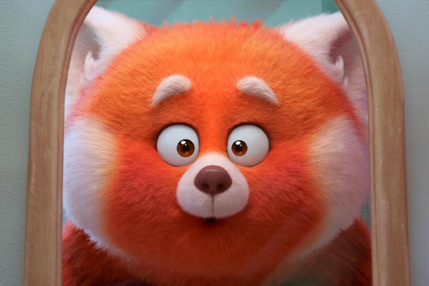 Mei du Pixar Alerte Rouge qui se découvre en panda roux devant son miroir
