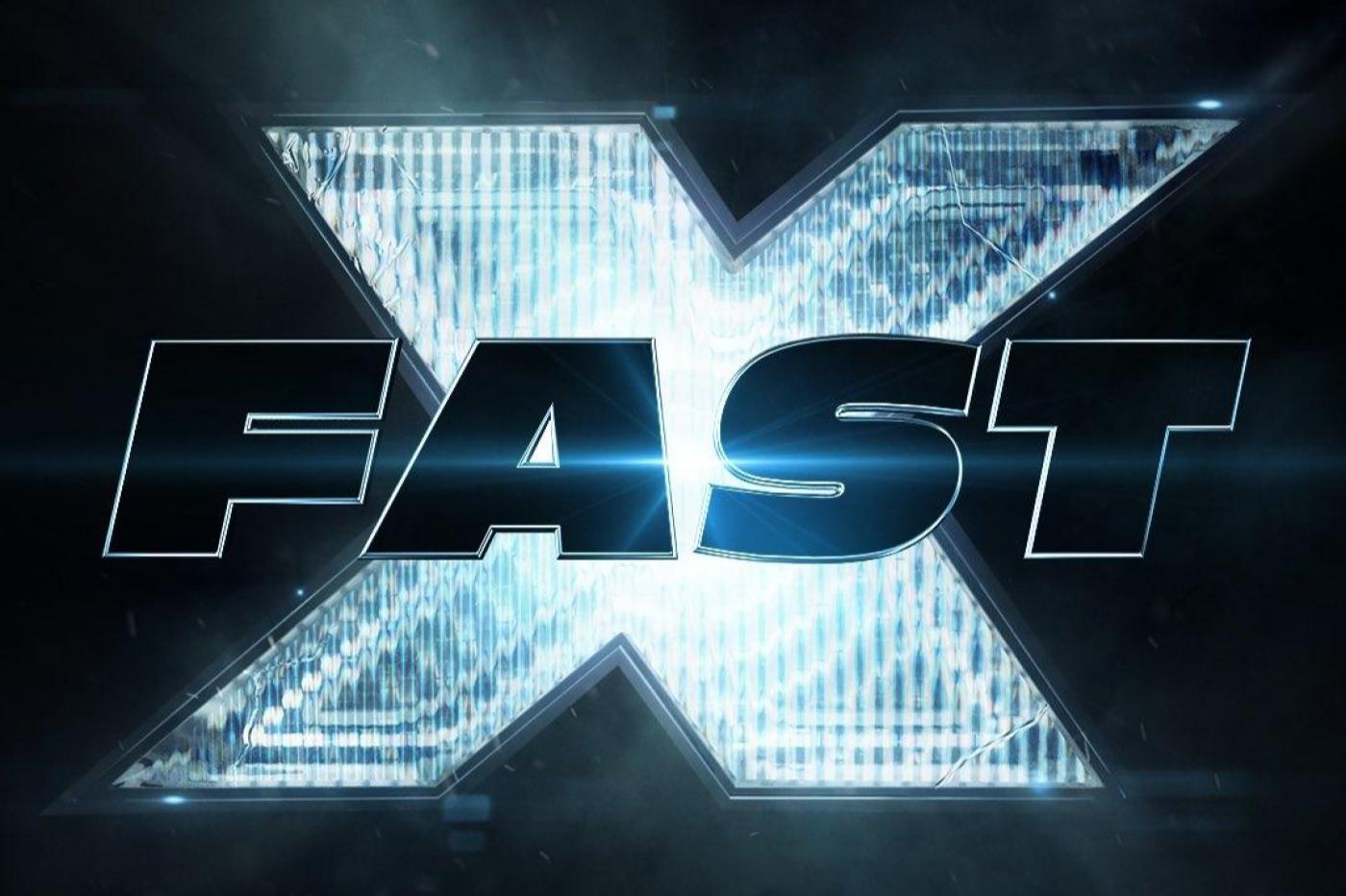 Logo du film Fast and Furious 10. Un gros X en fond et le mot FAST écrit devant.
