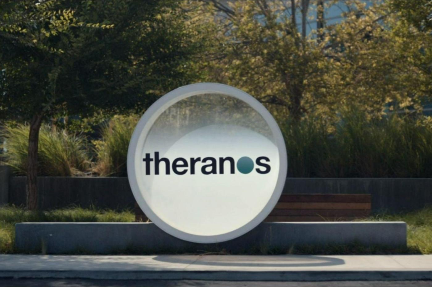 Capture d'écran de la série The Dropout montrant le logo Theranos se trouvant à l'extérieur du siège social, ressemblant de façon identique au logo qui s'y trouvait réellement