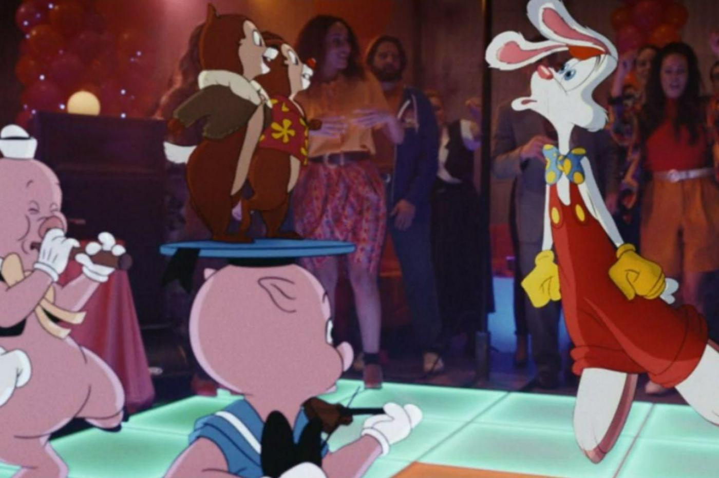 Capture d'écran du film avec Tic et Tac faisant la fête avec les trois petits cochons et Roger Rabbit