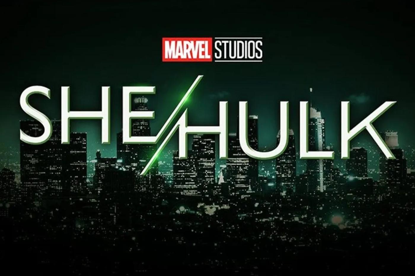 Logo de la série She Hulk écrit en vert devant un fond représentant New York de nuit