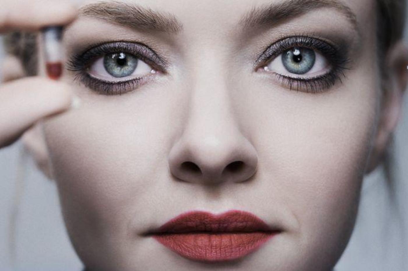 Promotional image from The Dropout series showing Amanda Seyfried as Elizabeth Holmes showing the infamous Theranos blood capsule