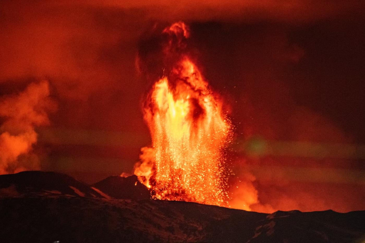 volcan en éruption