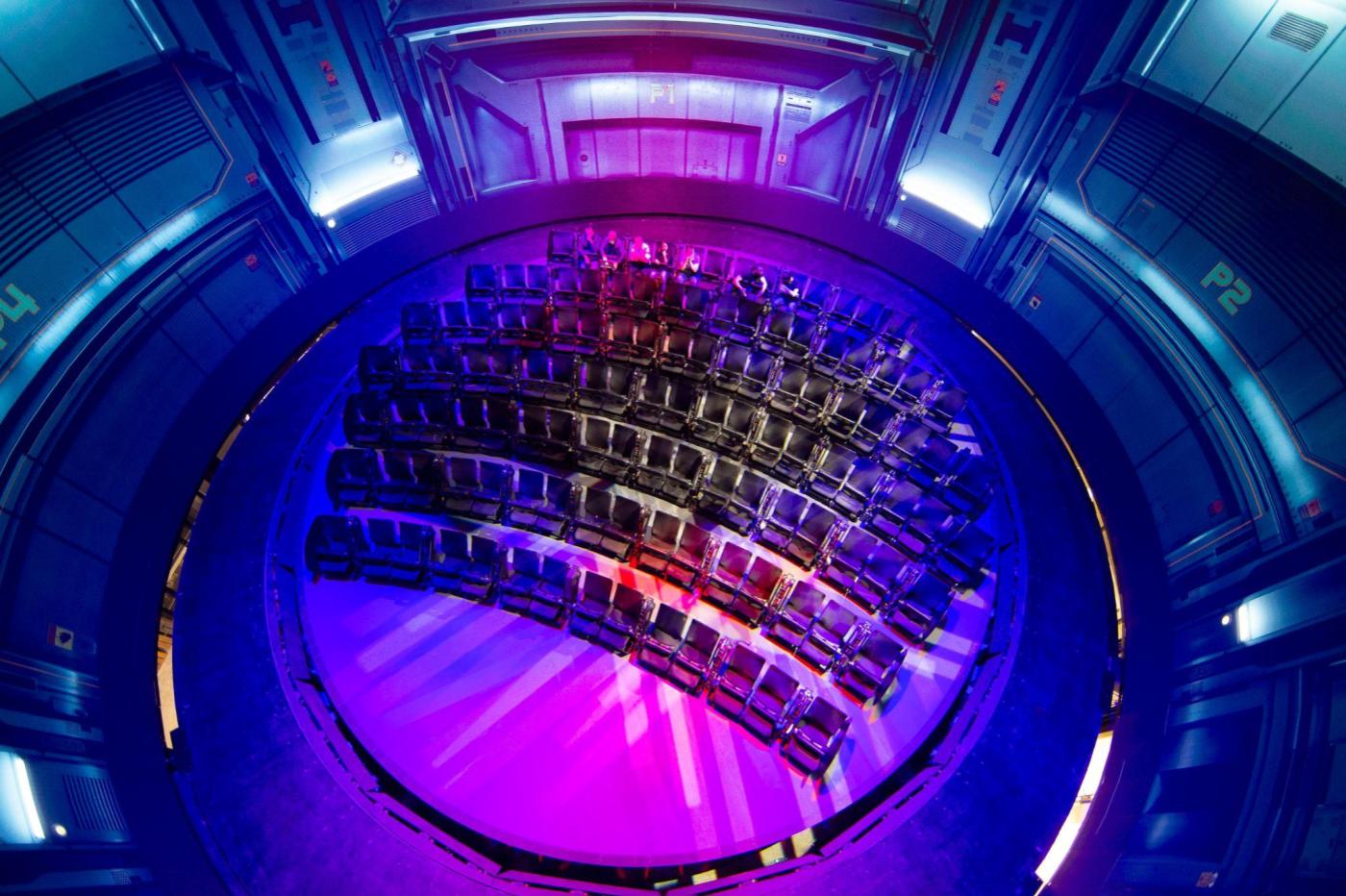 Image de l'intérieur du cinéma cylindrique de l'attraction Chasseurs de Tornades