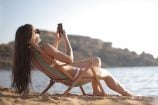 La moitié des Français disent redouter d’être sans leur téléphone pendant les vacances, et nous ne sommes pas surpris