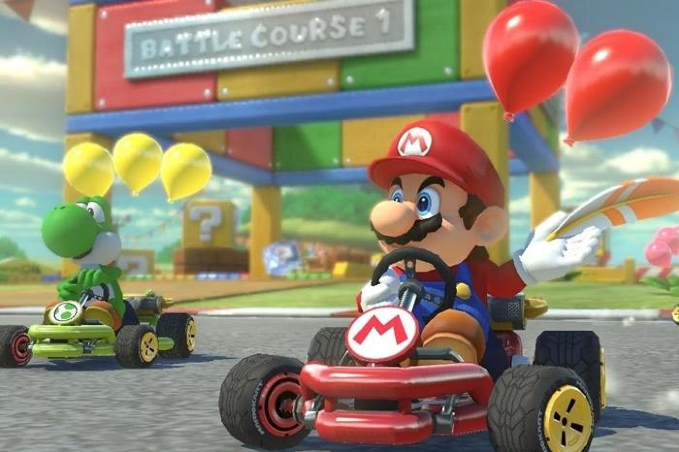 Mario et Yoshi dans le mode bataille ballons de Mario Kart 8.
