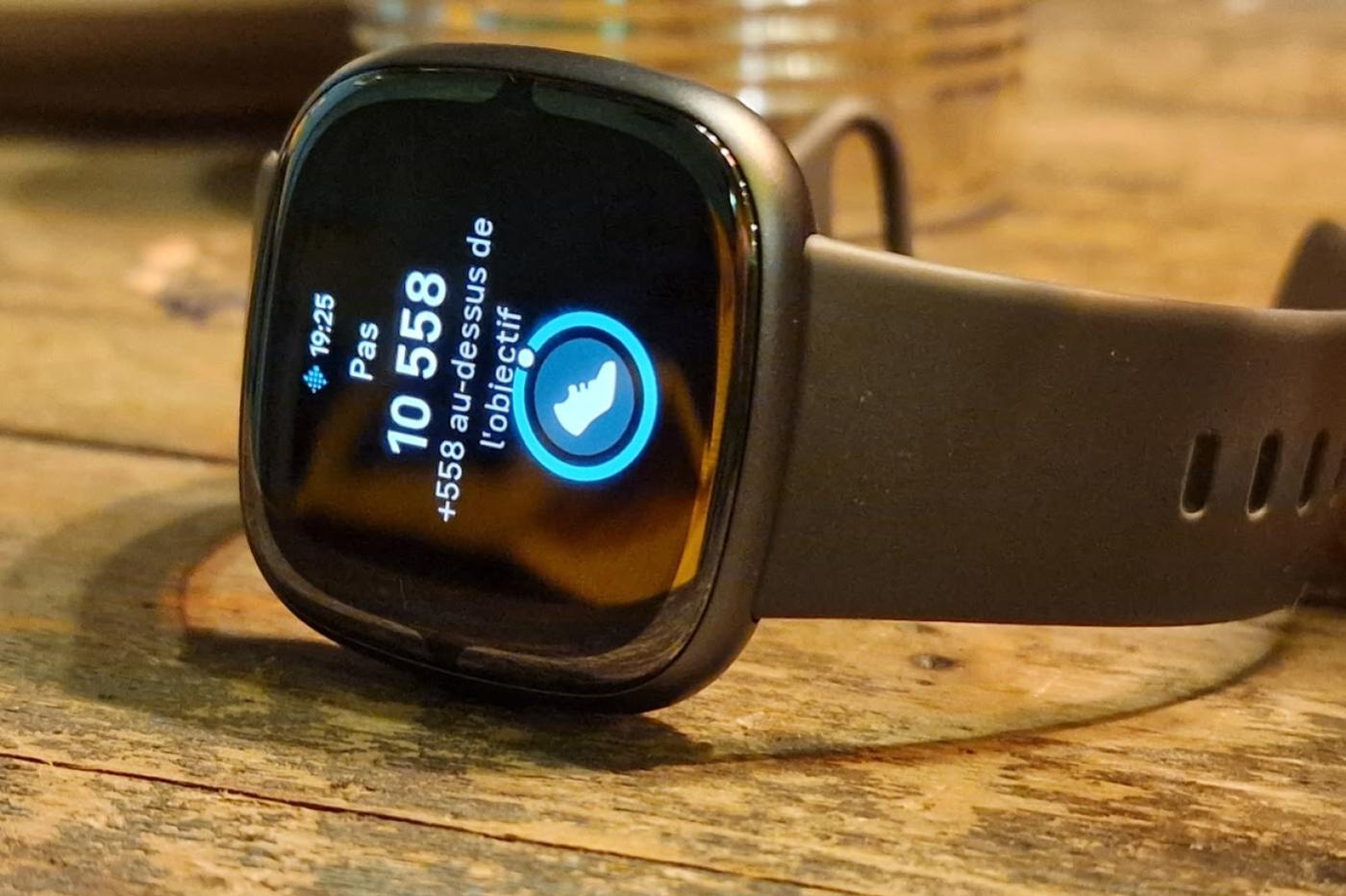 Le Charge 6 de Fitbit a tout d'une montre connectée, en format