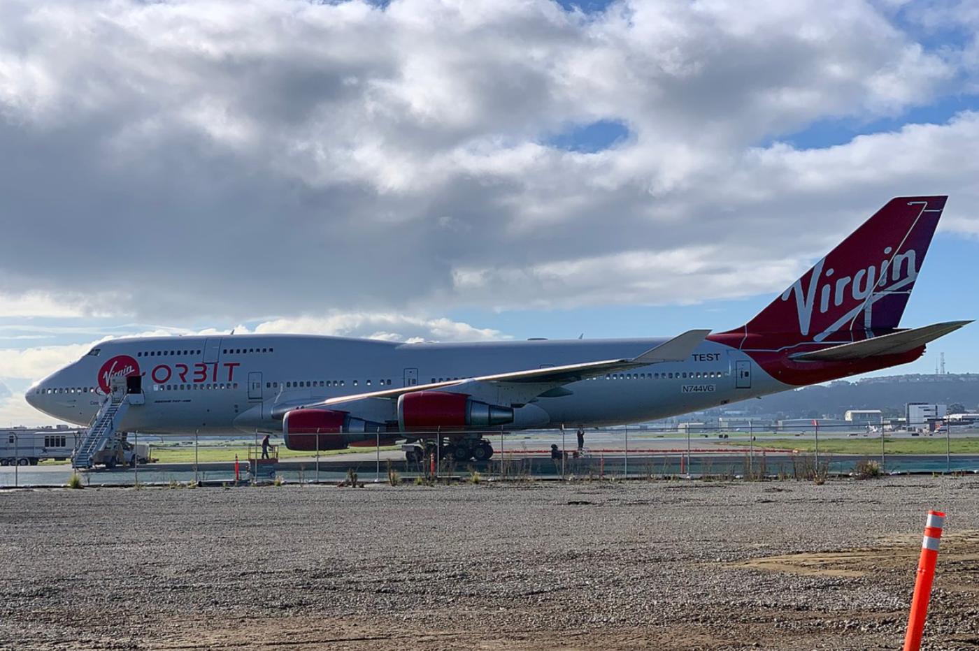 l'avion cosmic girl participe à la mise en orbite des fusées de Virgin