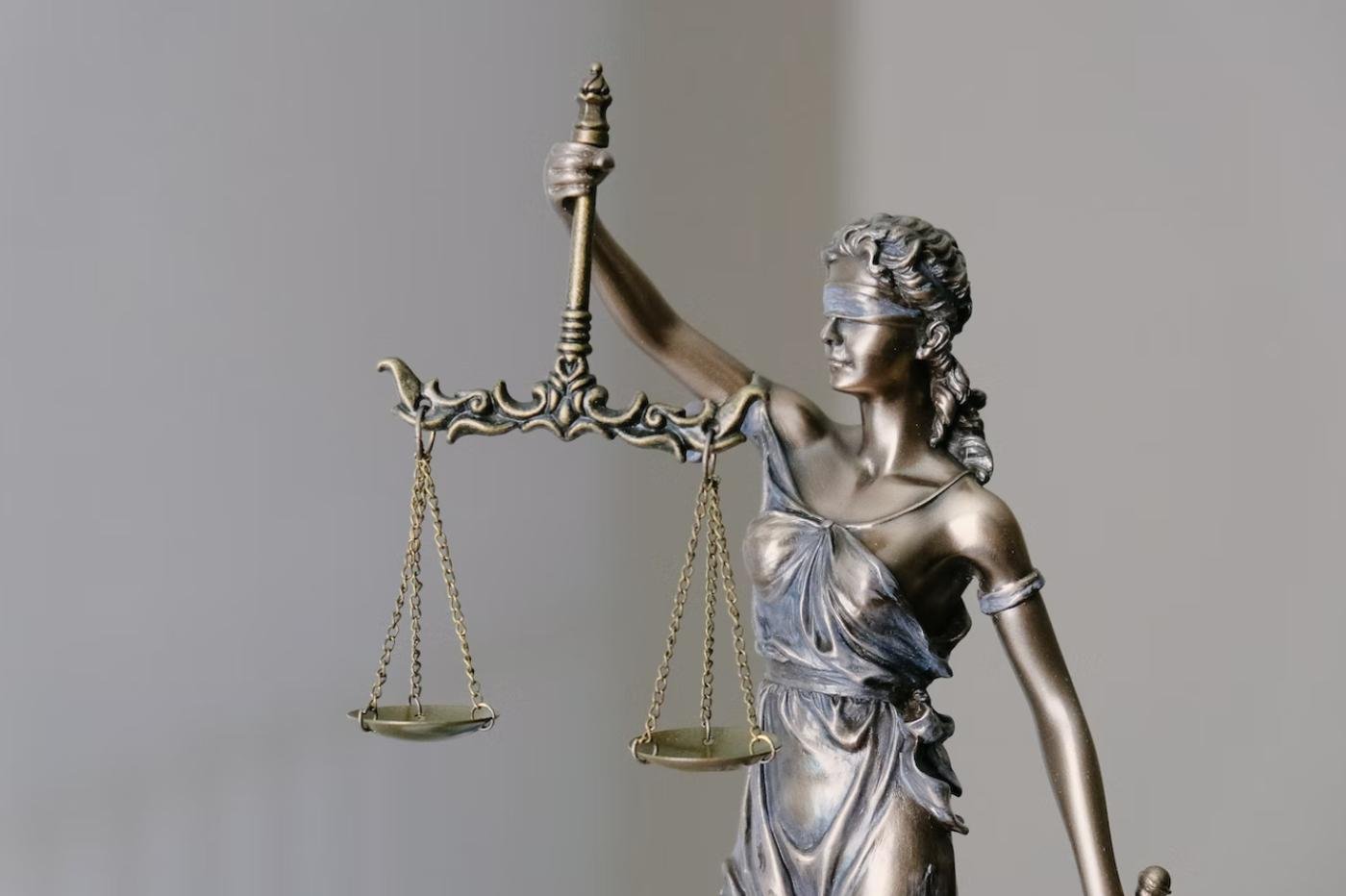 justice symbole statuette