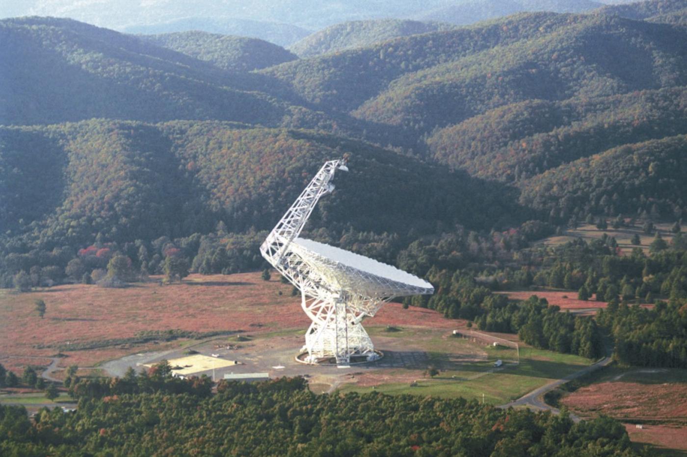 Le Green Bank Radio Telescope est le plus grand télescope radio orientable au monde