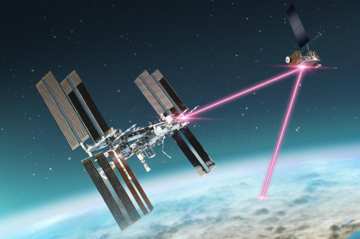 une vue d'artiste d'une communication laser entre un satellite et l'ISS