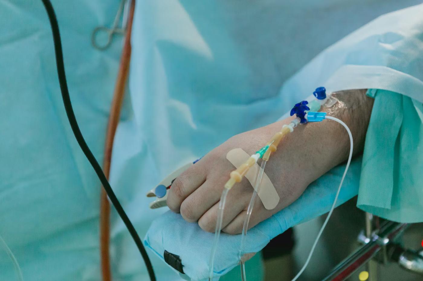 un patient sous perfusion dans un hôpital