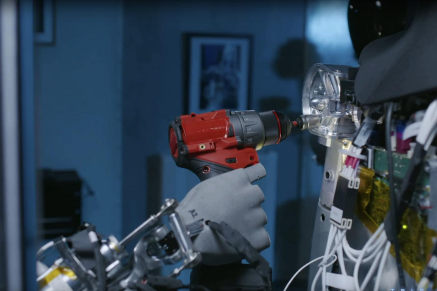 le robot Optimus de Tesla manipule une visseuse