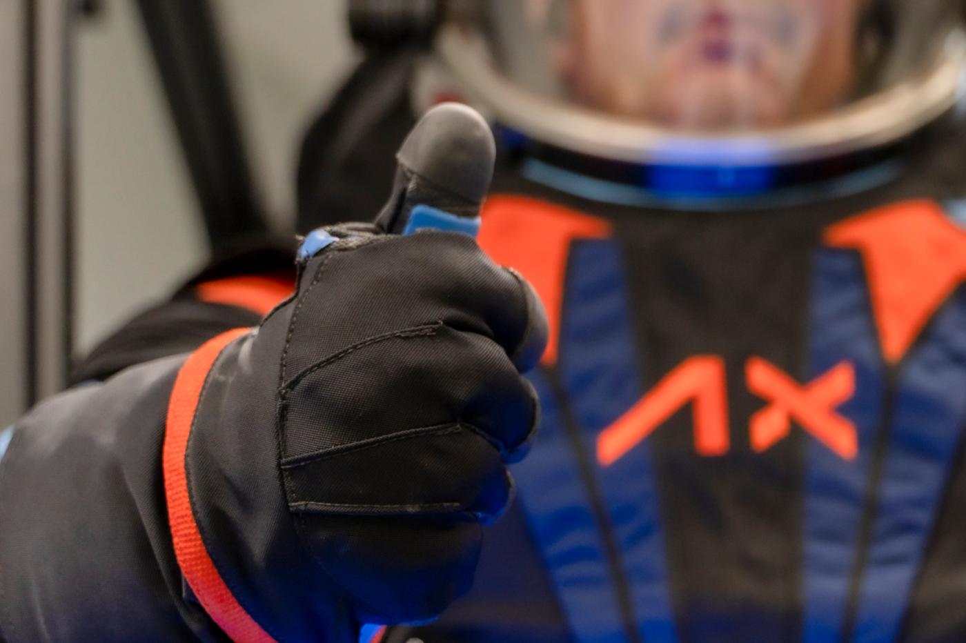 les gants de la nouvelle combinaison axemu des astronautes d'artemis 3