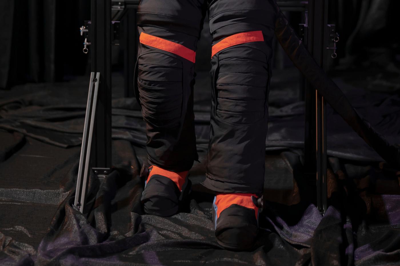 les bottes de la nouvelle combinaison axemu des astronautes d'artemis 3