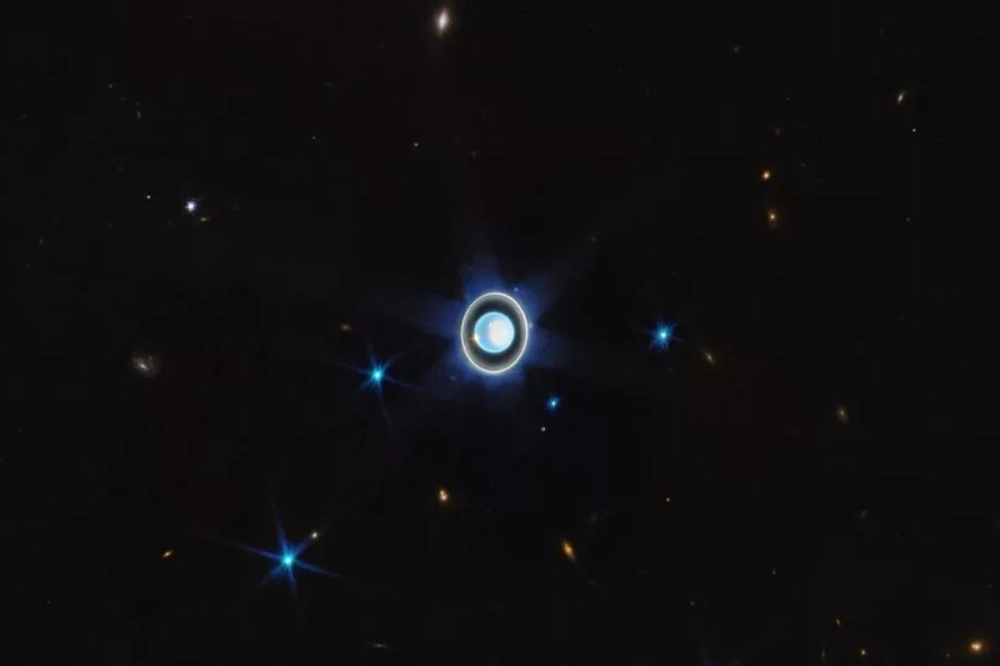 Uranus et ses lunes vues par le JWST