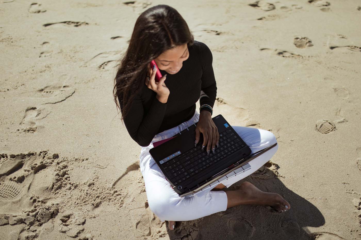 Femme smartphone PC à la plage