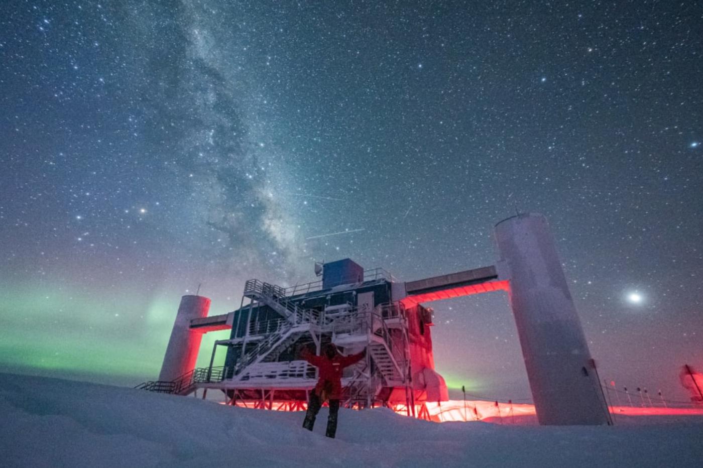 l'IceCube Neutrino Observatory en Antarctique