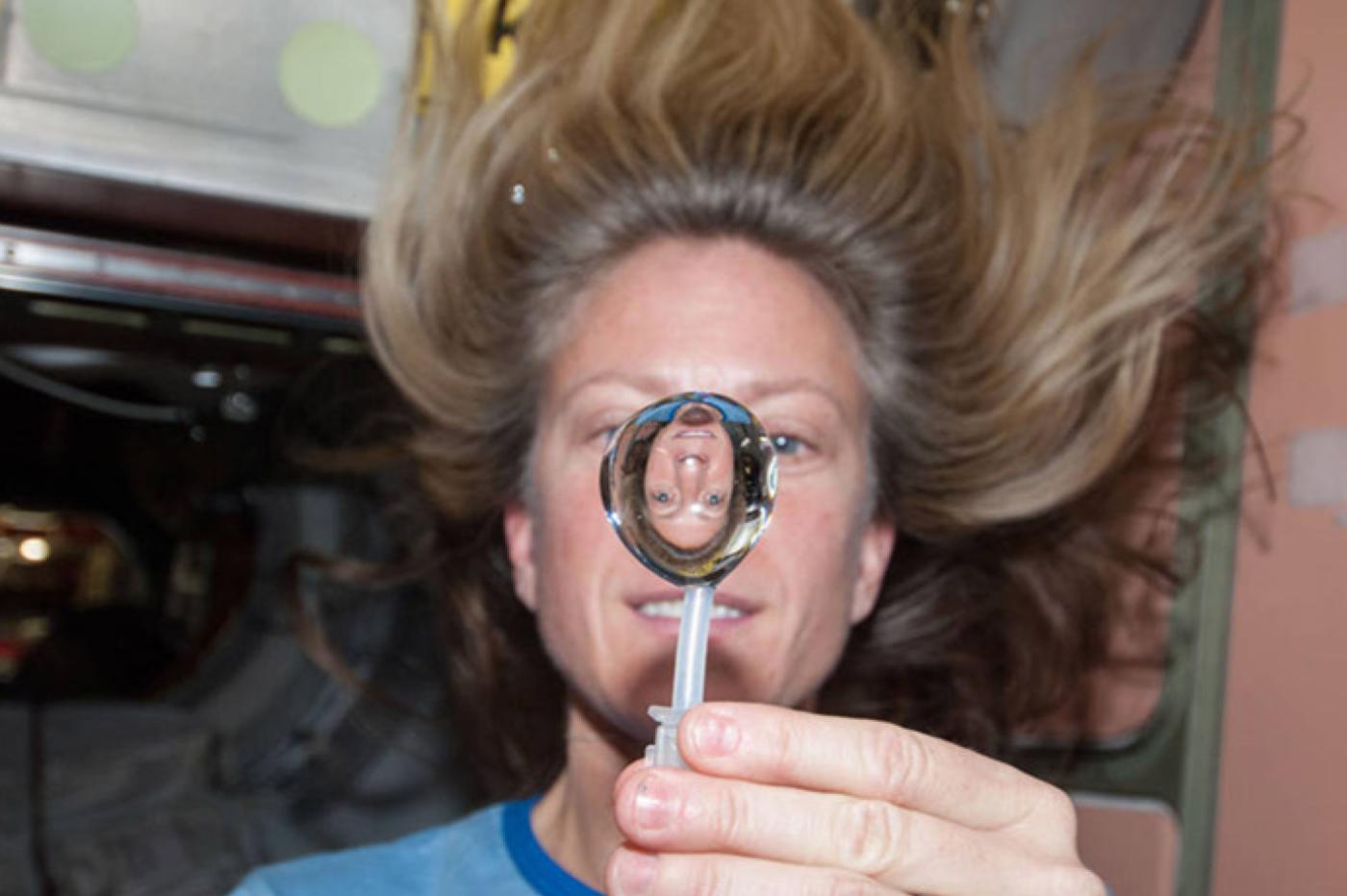 La microgravité mise en évidence par l'astronaute Karen Nyberg