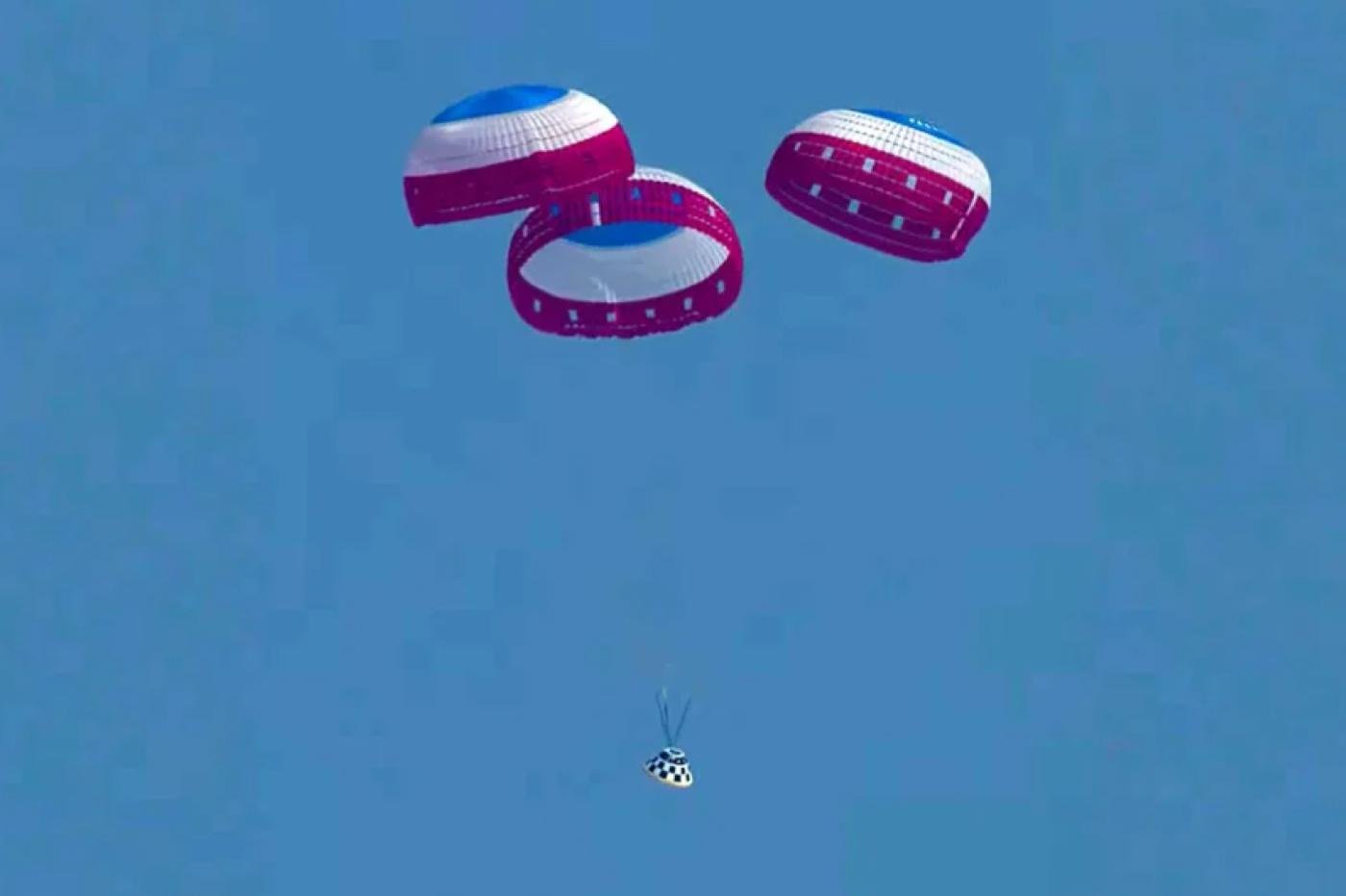 Les parachutes du Starliner