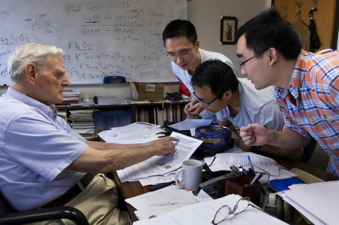 John B. Goodenough, l'un des pères de la batterie Li-ion, avec ses étudiants