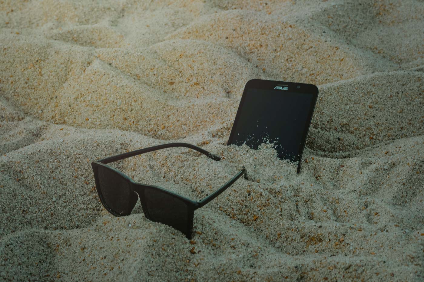 Smartphone dans du sable