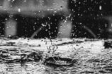 Faire de l’électricité avec la pluie ? C’est possible avec des panneaux pluviaux !