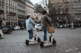 Trottinettes électriques : immatriculation et port du casque bientôt en France ?